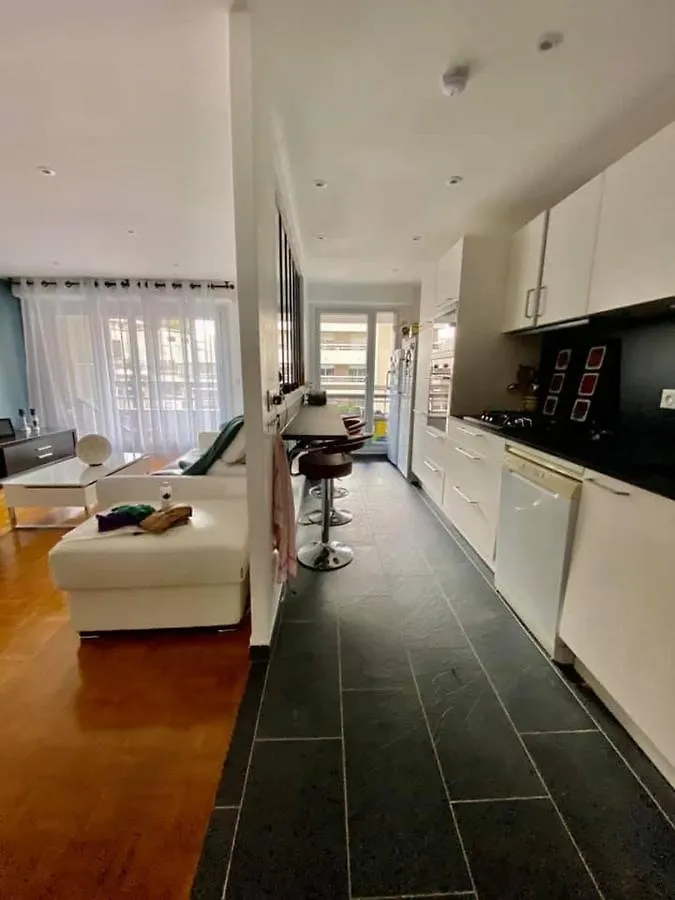 Chambre De 11 M2 Avec Balcon París